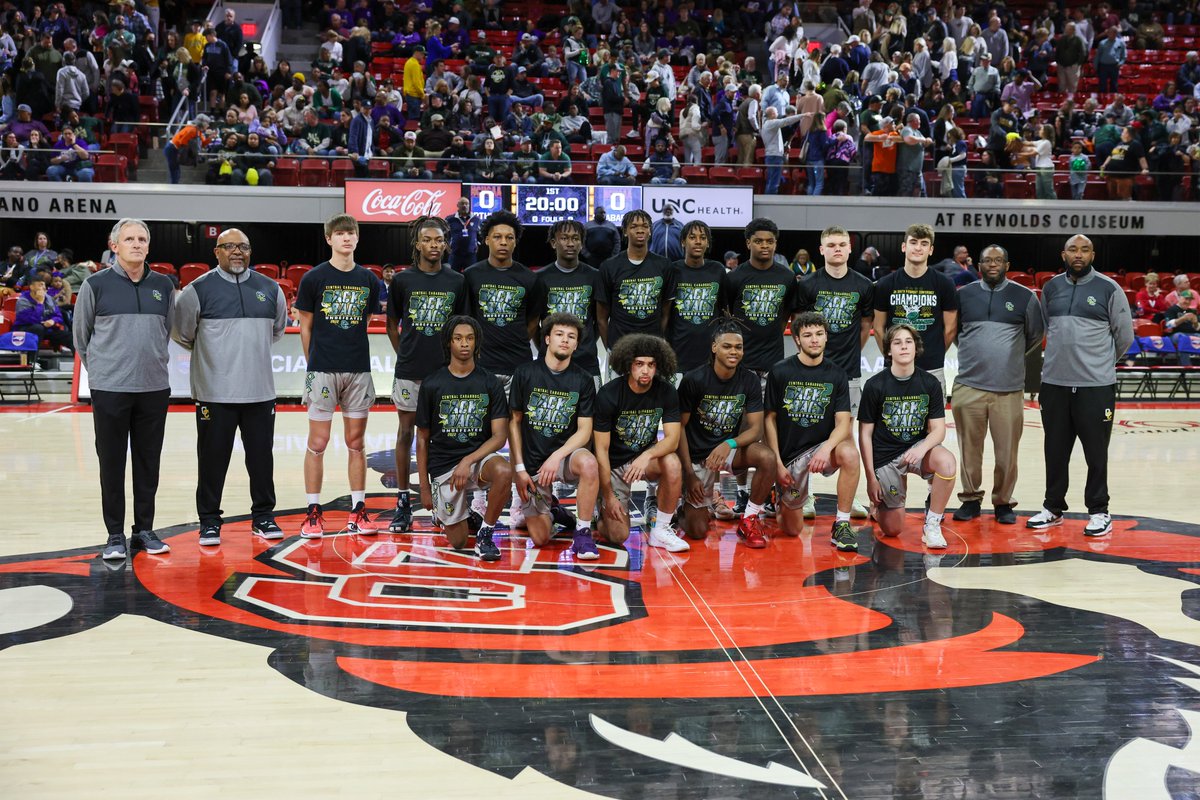 CabCoSchools's tweet photo. Before St. Patrick's Day ends and the weekend begins.... 
Let's give it up one more time for the GREEN and GOLD! 💚🏀💛
For MORE high resolution photos of the game and more details click here: 
https://t.co/kmLpEg6zBO
#GOCentral #CabCoSchools https://t.co/QQIGChHzY6