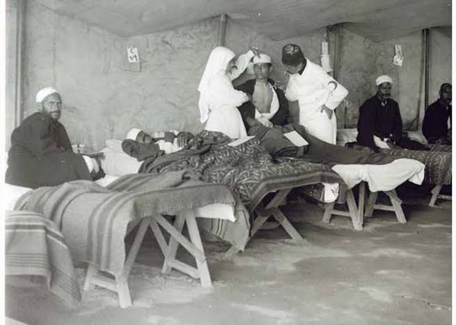 Çanakkale'de siperlerin gerisinde en çok ihtiyaç duyulan şey ağrı kesici morfindi. Doktorlar cepheden taşınan yaralılara ağrı kesici bulmakta zorlanıyordu.. ++