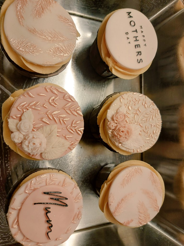 Camdragon's tweet photo. She made me these!!
#bethbakes #cupcakes #sugarpaste #thatsmygirl https://t.co/ERxrxYrOpK