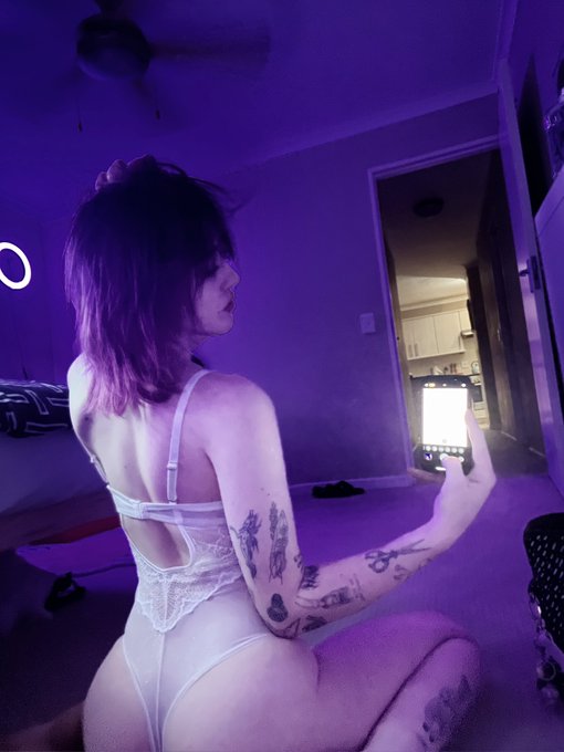 wanna hang out in our underwear? x https://t.co/ffAjWvhPsW