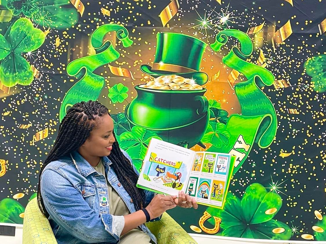 TenikkaANjax's tweet photo. I stopped by @WolfsonChildren today for a special St. Patrick's Day story time! I read a book from the Pete the Cat series and we learned all about what really makes us lucky. Thank you for inviting me! ๐๐ https://t.co/iHidoSXUbd