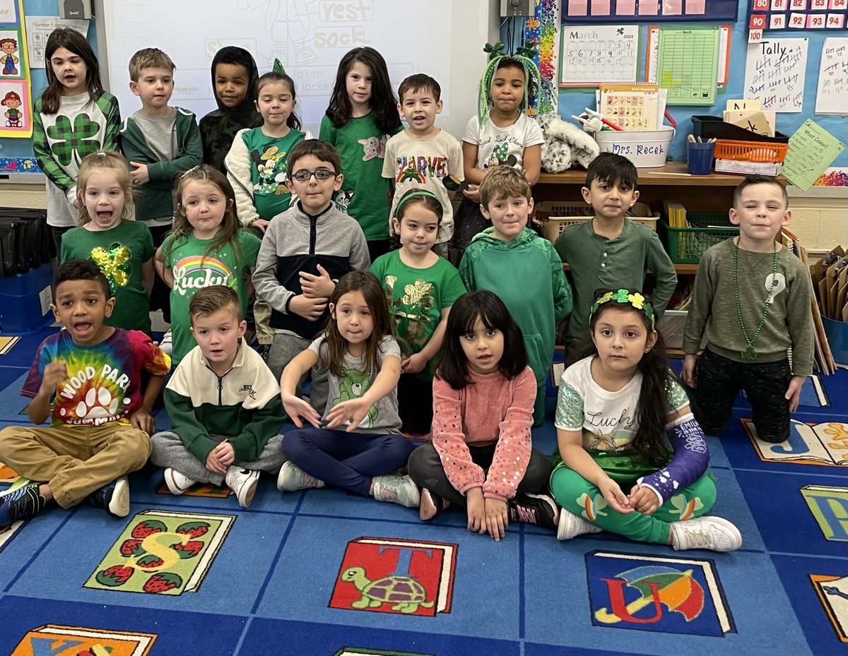 CommackSchools's tweet photo. Happy St. Patrick’s Day! ☘️🌈⭐️
Today a visiting leprechaun left us gold coins! #MrsRecek #WoodPark #StPatricksDay
#GoldCoins #Lucky #CommackSchools https://t.co/DFXDWJHQnk