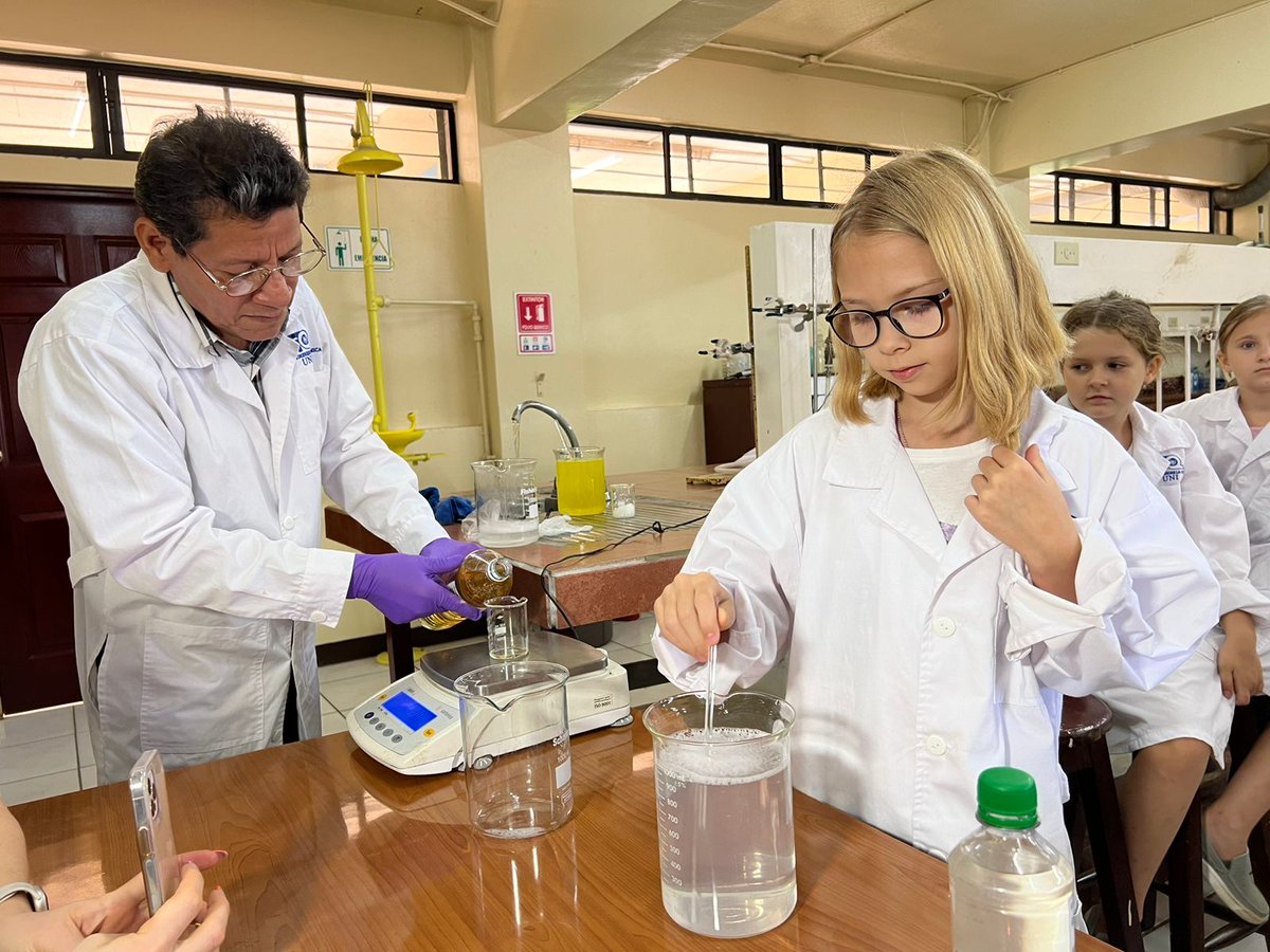 UNIdeNicOficial's tweet photo. Niños de la escuela de la Embajada de #Rusia en Nicaragua participaron de una sesión práctica sobre la elaboración de jabón líquido, actividad que permite motivar a los niños despertar el espíritu científico.
@fiquni_nic

#40UNI
#UNIHijadelaRevolución
#SomosOrgullosamenteUNI❤️ https://t.co/TTouQOGSLb