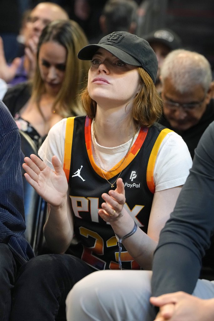 Emma Stone Brasil on Twitter: "Emma Stone no jogo de basquete entre o