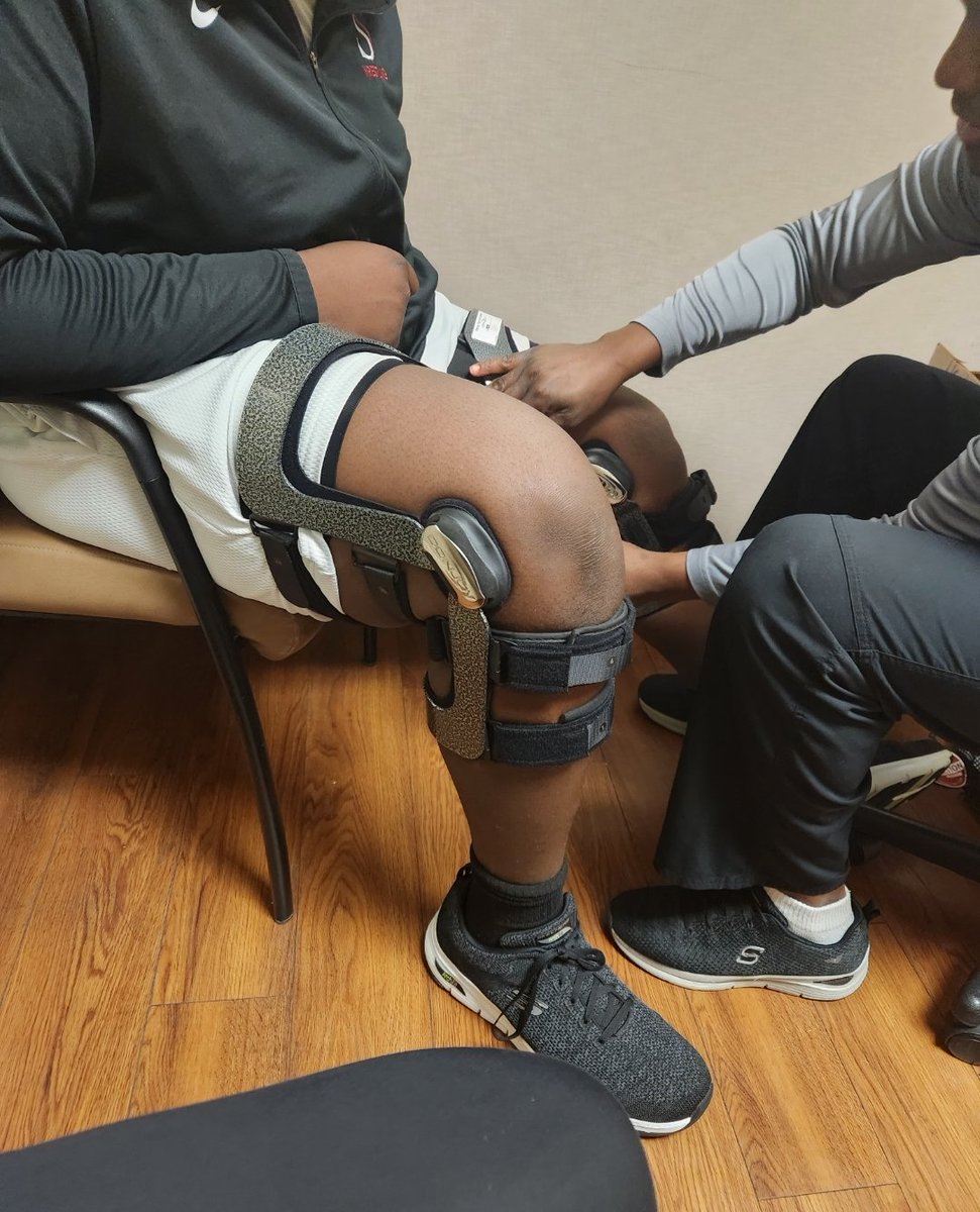 CamrenAnderson9's tweet photo. When your knee braces come in and they are too small🤣..I need a XXL..Had to have them re ordered #Linemanissues #Bigmanproblems https://t.co/KLKVn9jF6G