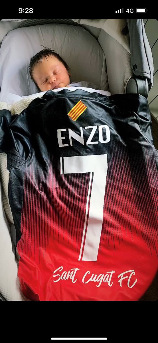 CLUB | La família vermell-i-negra creix! 👶🏻😍

Donem la benvinguda a l’Enzo Gama, fill del davanter del 1r Equip Masculí Ruy i de la seva parella Sandra. ❤️🖤

Esperem que li puguis dedicar molts gols aquest any, <a href="/RuyGama/">Ruy Gama</a> ! 🙌🏼⚽️

#SomVermelliNegres #SomelSantCugat