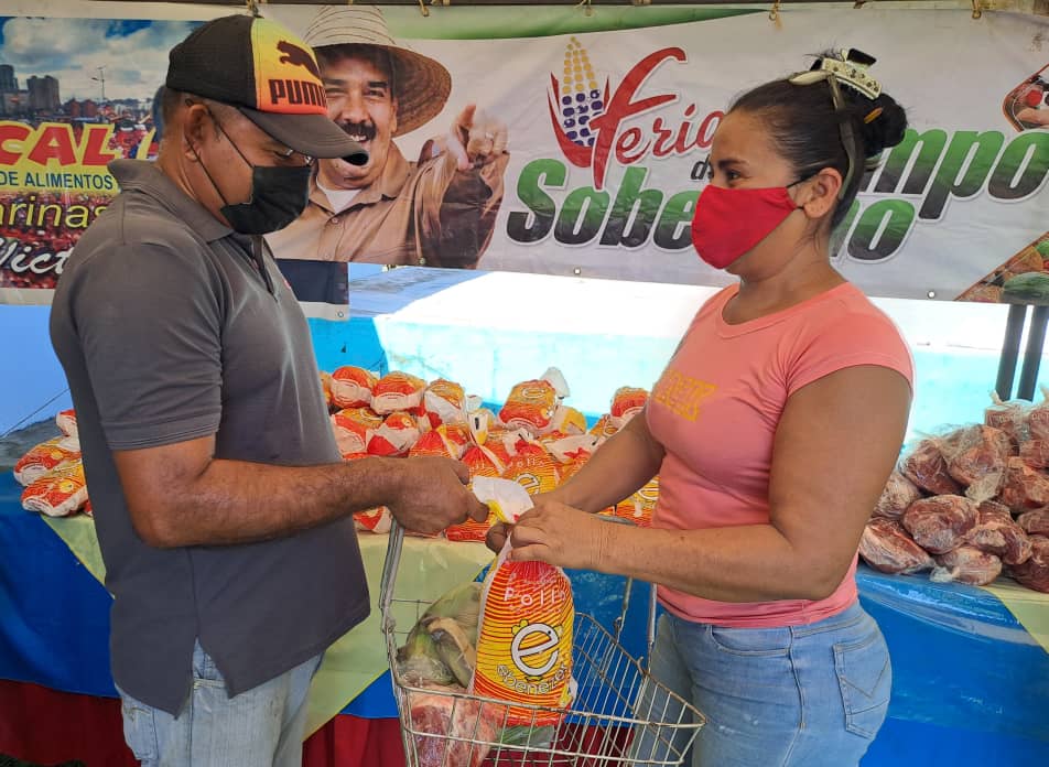 MinAlimenVen's tweet photo. #EnFotos 📷 | La fuerza popular de los #CLAP en #Barinas, ratifican su compromiso con esta política alimentaria en avanzar junto al Pdte. @NicolasMaduro y llegar al 100% de producción nacional.

#7AñosDeLosClap 
#BastaDeImposiciónImperial https://t.co/QMvOKu7aEF