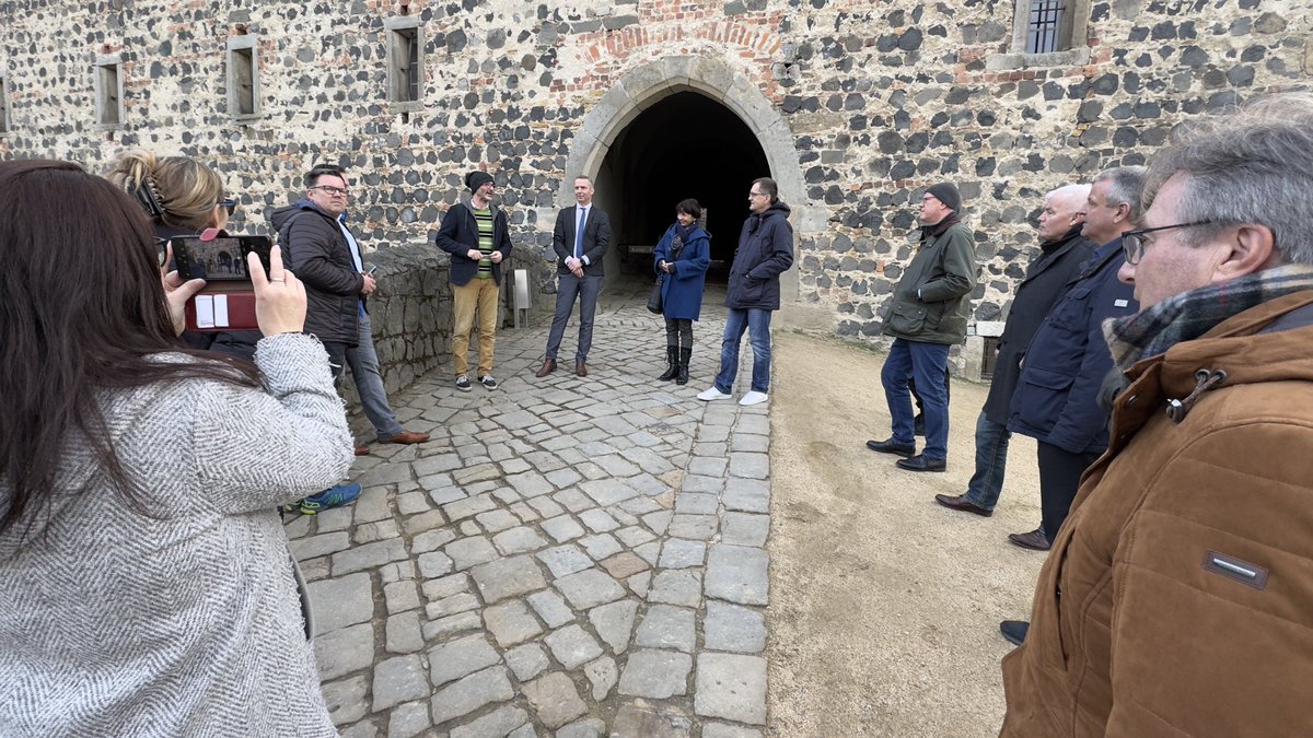 ℹ️ Viele Grüße aus #Stolpen🙋🏻‍♂️🙋🏼‍♀️ von unserer Frühjahrsklausur. Zum Auftakt gab es heute eine tolle Burgführung. 👍🏰

Vielen Dank an Bürgermeister Maik Hirdina und den Chef der dortigen CDU-Fraktion Roman Lesch. 

#cdu #dresden #staDDrat