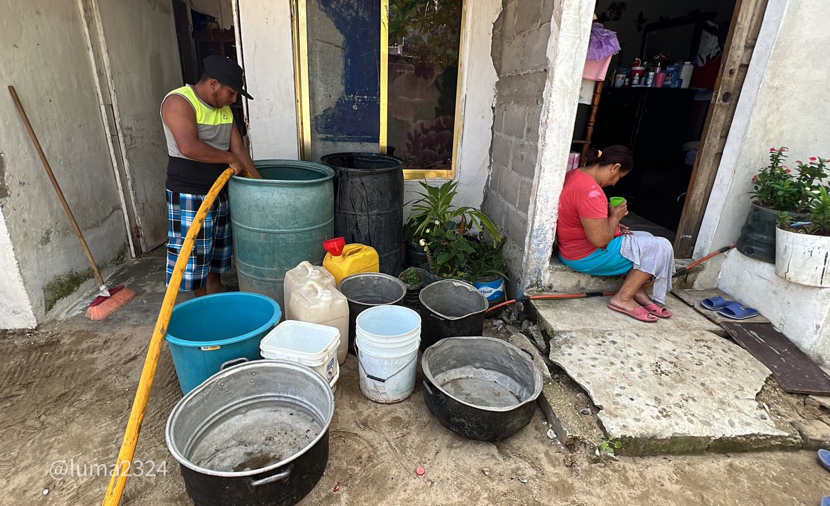 luma2324's tweet photo. El 80 por ciento de la población no cuenta con agua y sus habitantes realizan esfuerzos para abastecerse. https://t.co/DYRn4BCyHN