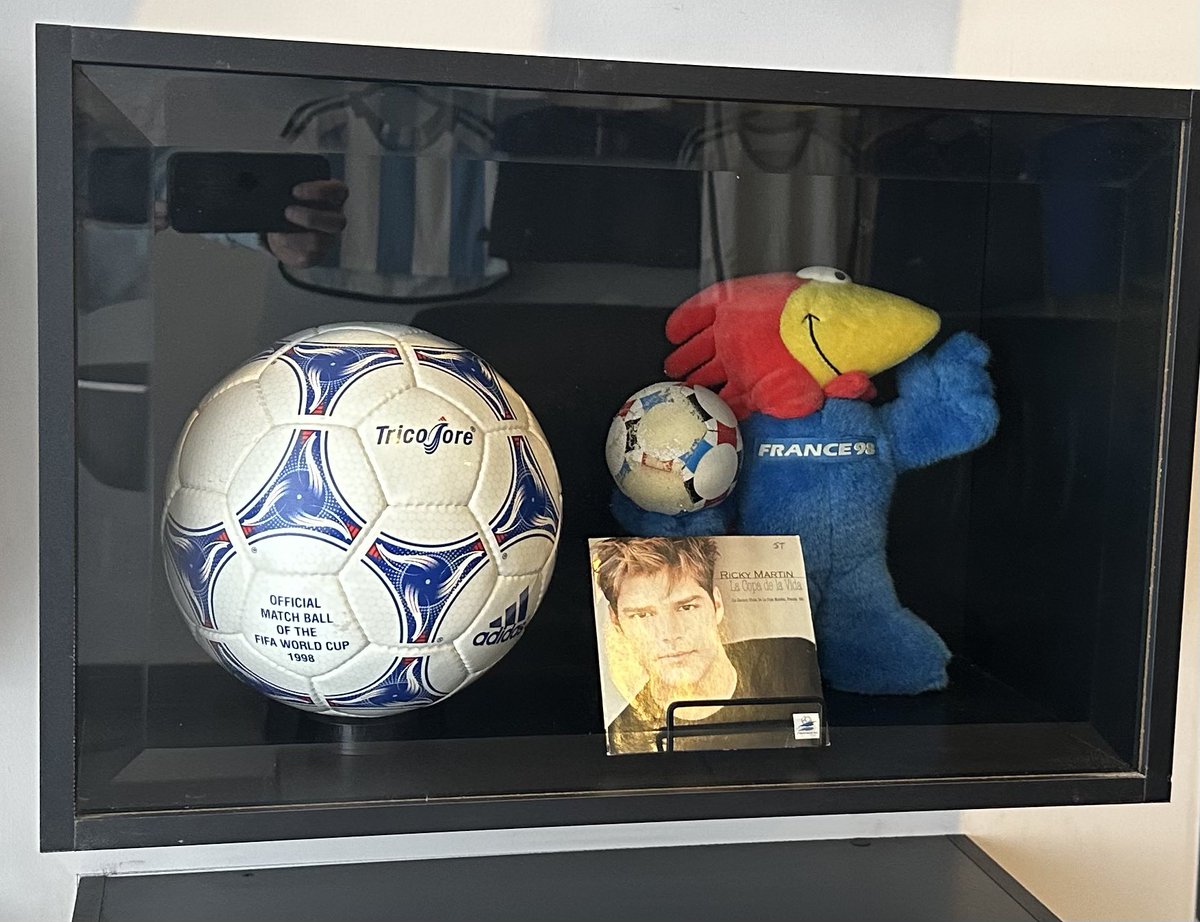Salcedo_Hugo's tweet photo. Primer futbolista en que piensan con estos artículos. 🤔👇🏼
Piezas de #Museoccer https://t.co/VfnEN0IaOK