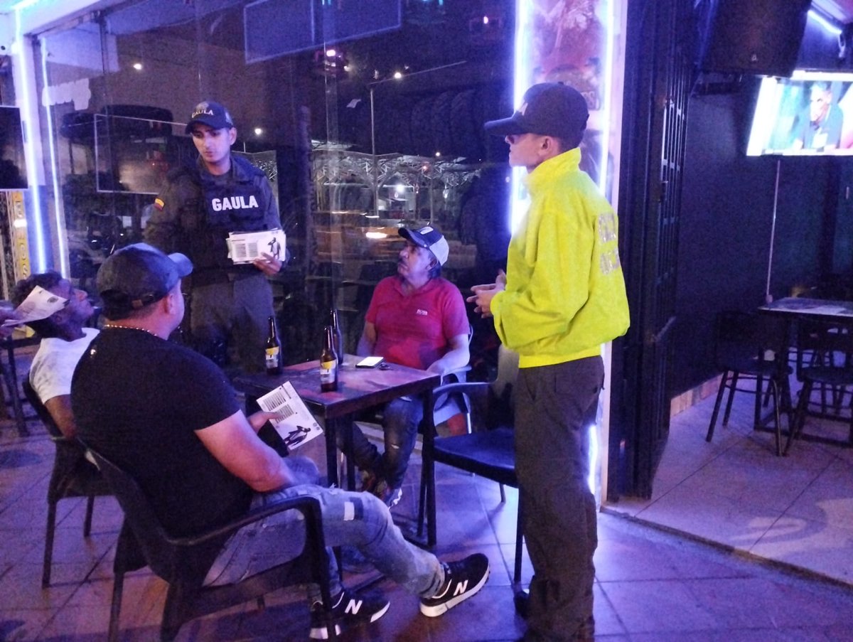 PoliciaMeta's tweet image. 📍#Granada | En desarrollo del plan 'Juntos prevenimos la extorsión' nuestro @GaulaPolicia, #SIJIN y #SIPOL, adelantan jornada de prevención y sensibilización en sector comercio del municipio, a fin de evitar este tipo de conductas delictivas.
#DiosYPatria
#YoNoPagoYoDenuncio