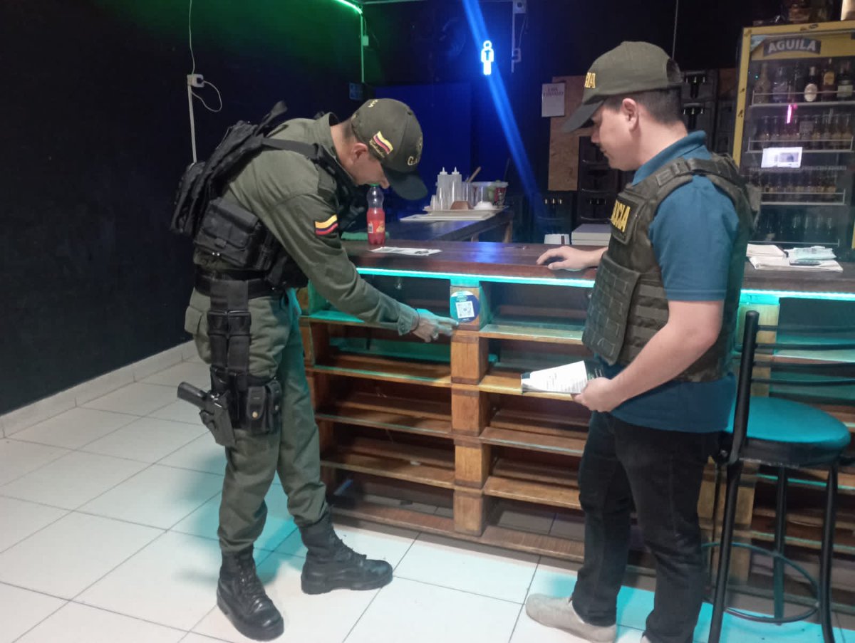 PoliciaMeta's tweet image. 📍#Granada | En desarrollo del plan 'Juntos prevenimos la extorsión' nuestro @GaulaPolicia, #SIJIN y #SIPOL, adelantan jornada de prevención y sensibilización en sector comercio del municipio, a fin de evitar este tipo de conductas delictivas.
#DiosYPatria
#YoNoPagoYoDenuncio