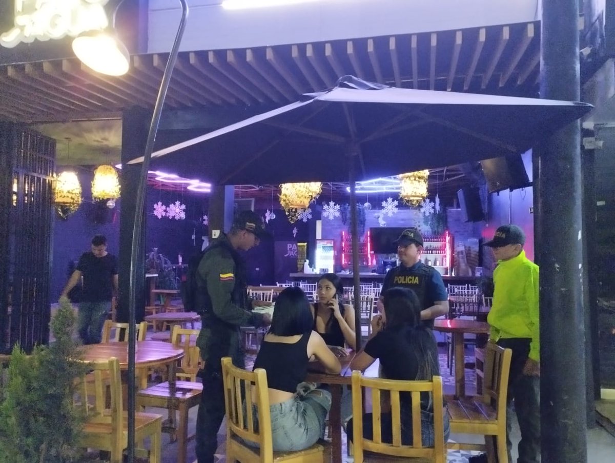 PoliciaMeta's tweet image. 📍#Granada | En desarrollo del plan 'Juntos prevenimos la extorsión' nuestro @GaulaPolicia, #SIJIN y #SIPOL, adelantan jornada de prevención y sensibilización en sector comercio del municipio, a fin de evitar este tipo de conductas delictivas.
#DiosYPatria
#YoNoPagoYoDenuncio