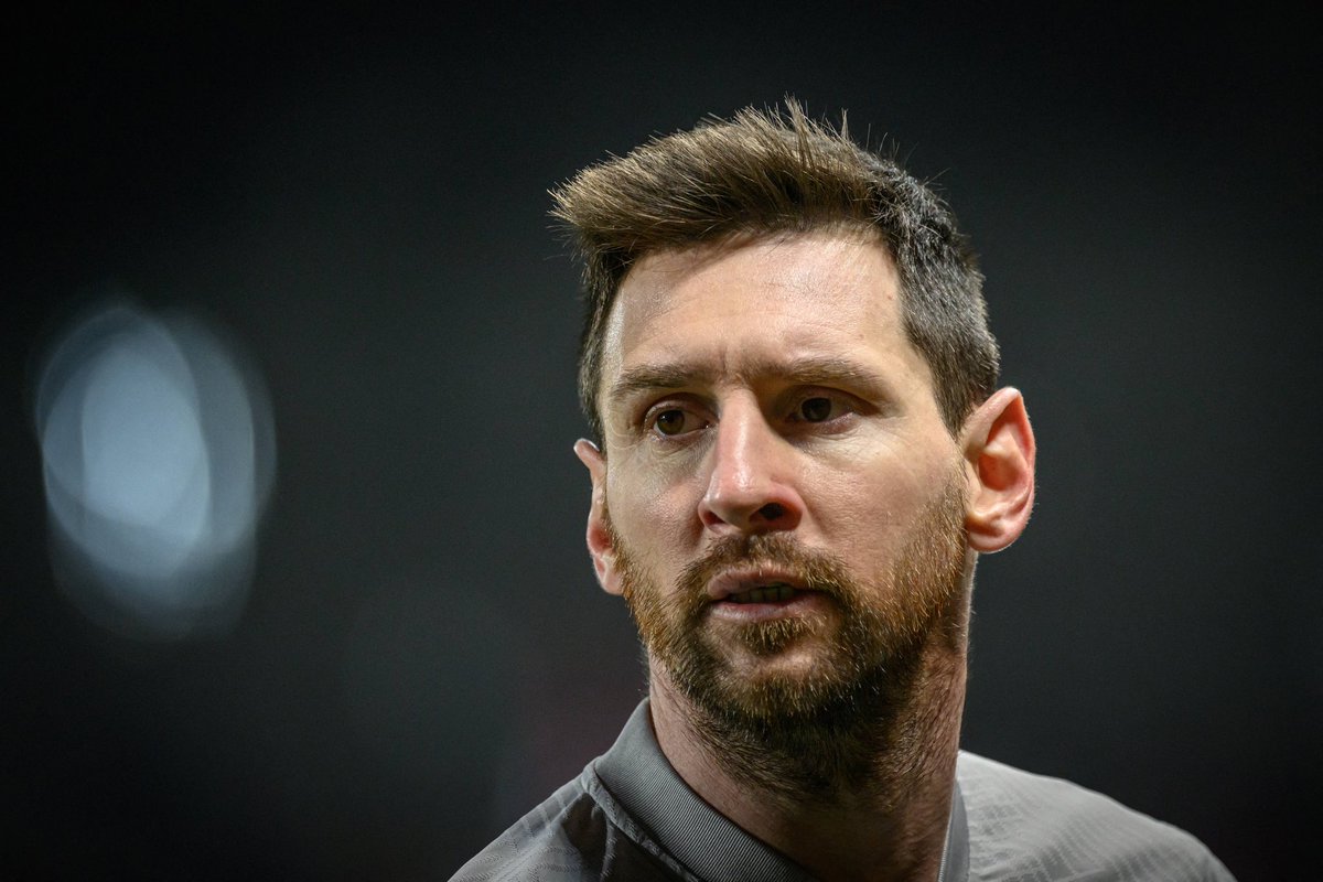 FabrizioRomano's tweet photo. Lionel Messi already received a proposal from PSG to extend the contract — Leo didn’t ask same salary as other players 🇦🇷 #PSG 

…but Messi wants to understand how’s gonna be PSG project before making his decision, after verbal pact in December.

🎥 More: https://t.co/Rvg0OkD8dg https://t.co/U0KnTtZ4xE