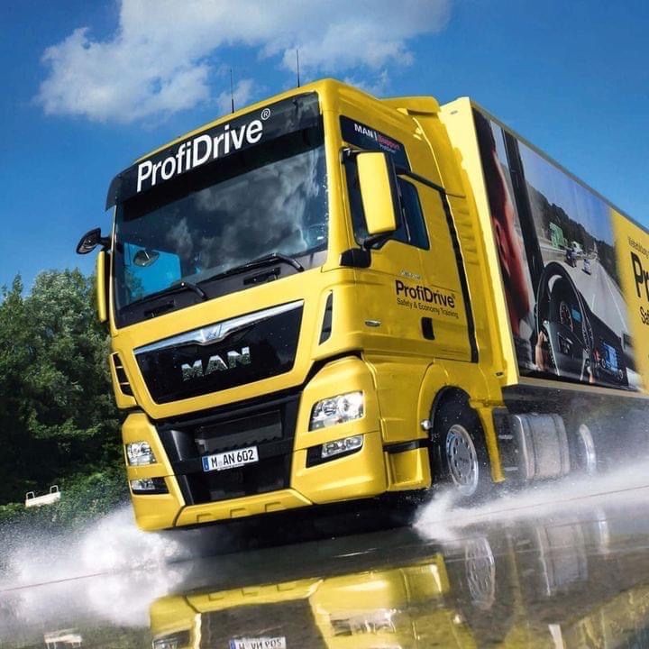 ROSIERVDBOSCH's tweet photo. 40 jaar aan expertise met MAN ProfiDrive. Onze trainingen helpen je het beste te halen uit het rendement, veiligheid en branche/ toepassingsgebieden. Zo ben jij nóg beter voorbereid op de toekomst van transport. Benieuwd naar de trainingen? Klik op de link https://t.co/4KER1uU07b https://t.co/EykemHfKMq