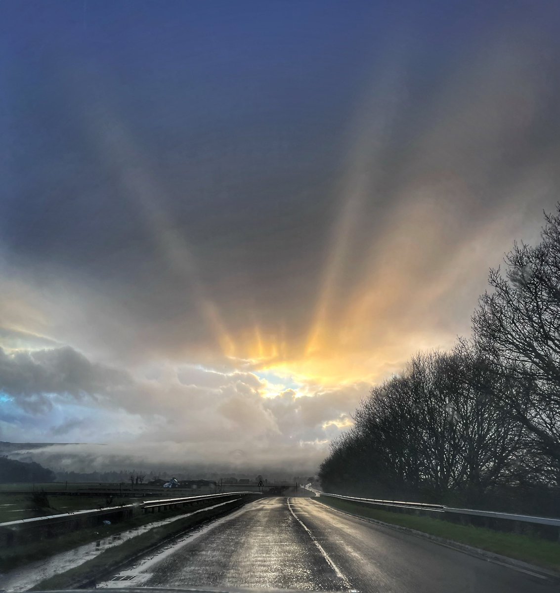 Arnbeg's tweet image. Had to stop and take this pic… worth it eh?

#arnbegfarmstayscotland #scottishsky