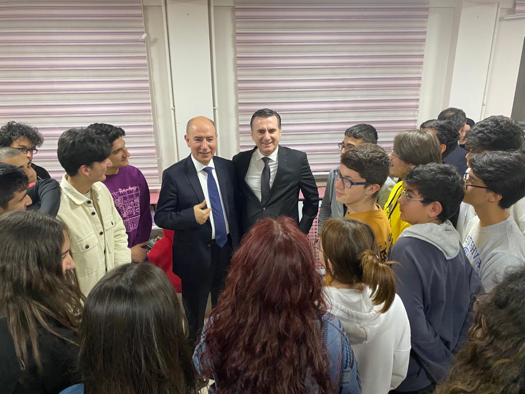myildiz007's tweet photo. Ankara Vali Yardımcımız Sn.Namık Kemal Nazlı ile birlikte ilçemizin göz bebeği Pursaklar Fen Lisemizde "Lavanta Kokulu Sohbetler"de sevgili öğrencilerimizle bir araya geldik.
Hayat ve meslek tecrübelerimizi paylaştık.Çay ve simit eşliğinde sohbet ettik... https://t.co/zFPsOcXygF