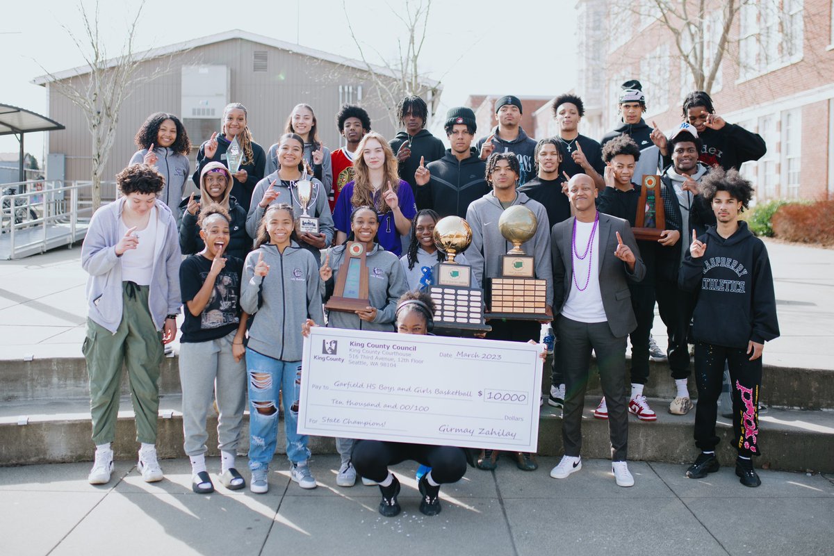 GirmayZahilay's tweet photo. Today we ended 100 years of Garfield versus Franklin beef. I had the honor of joining the Bulldogs to celebrate their STATE BASKETBALL CHAMPIONSHIP VICTORY and support both girls &amp; boys teams with some grants! Everyone give it up for these incredible young people 👏🏾👏🏾 #GoGarfield https://t.co/i5MyPCXM2T