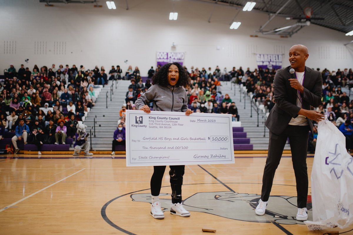 GirmayZahilay's tweet photo. Today we ended 100 years of Garfield versus Franklin beef. I had the honor of joining the Bulldogs to celebrate their STATE BASKETBALL CHAMPIONSHIP VICTORY and support both girls &amp; boys teams with some grants! Everyone give it up for these incredible young people 👏🏾👏🏾 #GoGarfield https://t.co/i5MyPCXM2T