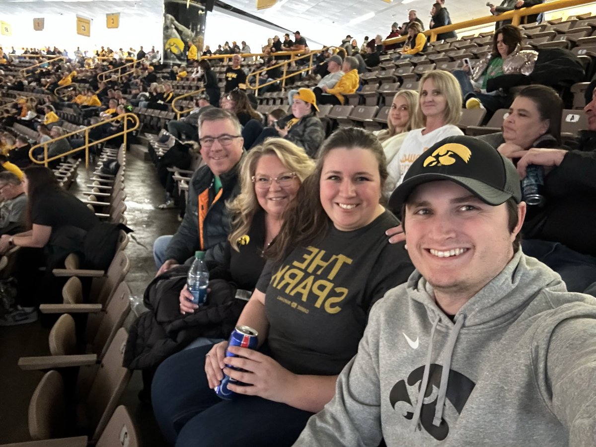 BrenneckeGreg's tweet photo. Let’s go Hawks!! https://t.co/ehEEB4ZLVG