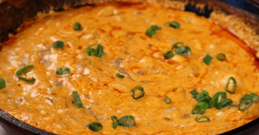 Yesterday Liv created a fantastic #CookingWithLiv party dip! Liv uses cream cheese, ranch, hot sauce, and blue cheese with our Duck Leg Confit and makes her own Buffalo Duck Dip! 

Check out the recipe here 👇 mapleleaffarms.com/recipes/buffal…