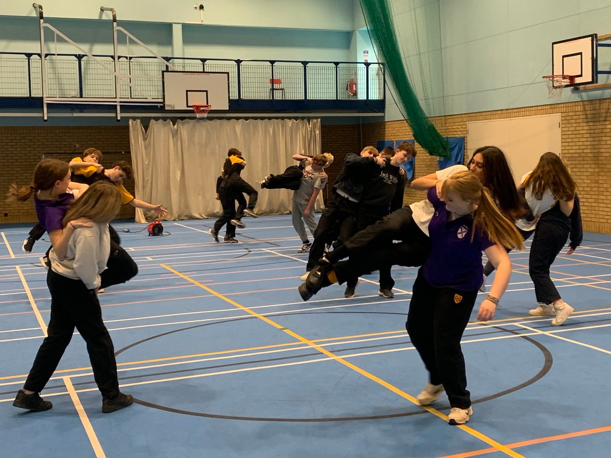 oratoryschool's tweet image. Brilliant #OratoryDrama #Partnership Day with #Langtree &amp;amp; @GillottsHenley pupils, exploring different ways of devising in Drama with @ThePaperBirds @franticassembly &amp;amp; @trestletheatre. Followed by an #OratoryPupil performance of &apos;The IT&apos;, their #DramaGCSE text.
#SchoolsTogether