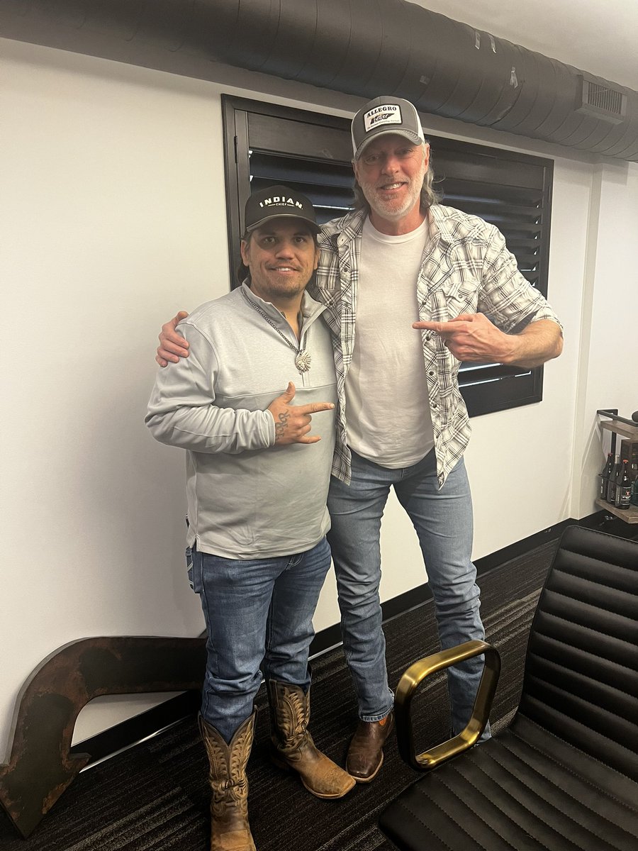 darrylworley's tweet photo. Swapping trade secrets with my buddy @bryanmartinmusic! We got some things cooking!! #music #nashville #outsidetheline https://t.co/iphf4MmOD8
