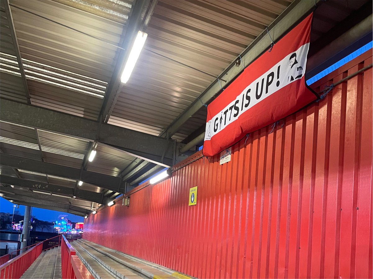 TheBroadhallWay's tweet photo. A Boro Legend…💫

Next month will be a year since @StevenageFC all-time record scorer Martin Gittings sadly passed away. 

We had an idea to set up a crowd funded scratch card and with the help from you, we’ve fixed a flag at The Lamex to recognise a Boro great. 

#GittsIsUp 💛 https://t.co/VIxxQTZ7FY