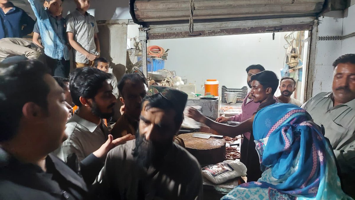 Hazimbangwar_'s tweet photo. During tonight’s price checking, instead of simply giving challan, I decided to stand there to ensure the public bought the meat on government prices.
#hazimbangwar #achazimbangwar #pricechecking #northnazamabad #assistantcommissioner #SindhGovt https://t.co/QNvATgsiJC