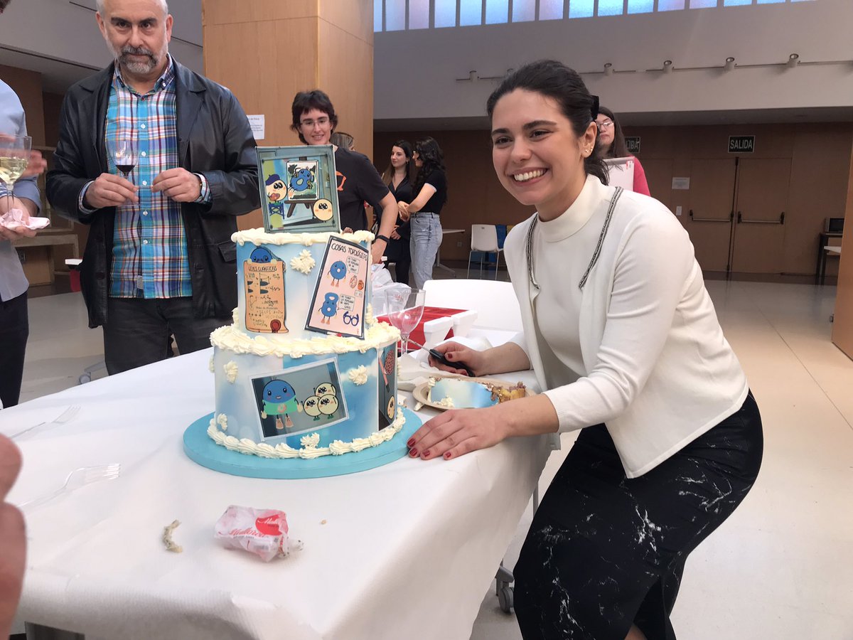 icmm_csic's tweet photo. Y aquí, alguna foto del día. Enhorabuena, @veounbeo 👏👏👏 
Nueva doctora CUM LAUDE 🎓 https://t.co/jqpFJmPRvR