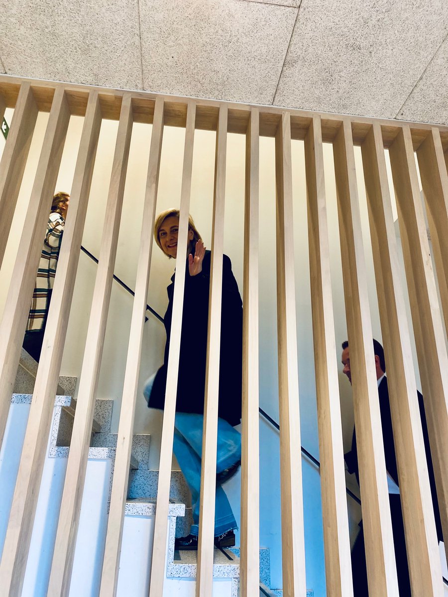 nielsheselmans's tweet photo. 📸 Tijdens de #weekvandezorg bracht Vlaams minister van Welzijn @crevits een bezoek aan gemeenschapsinstelling De Zande in Ruiselede. Jongeren en collega’s dompelden haar onder in de werking van de leefgroep en het onderwijs. 💪❤️ #kansrijkopgroeien #wijsamen https://t.co/msxQSwvAtt