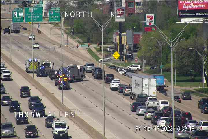 South Fort Worth.. big backup on north 35W heading toward Downtown - wreck @ Rosedale. #dfw #ftworth #trafficalert <a href="/TxDOTFortWorth/">@txdotfortworth</a>