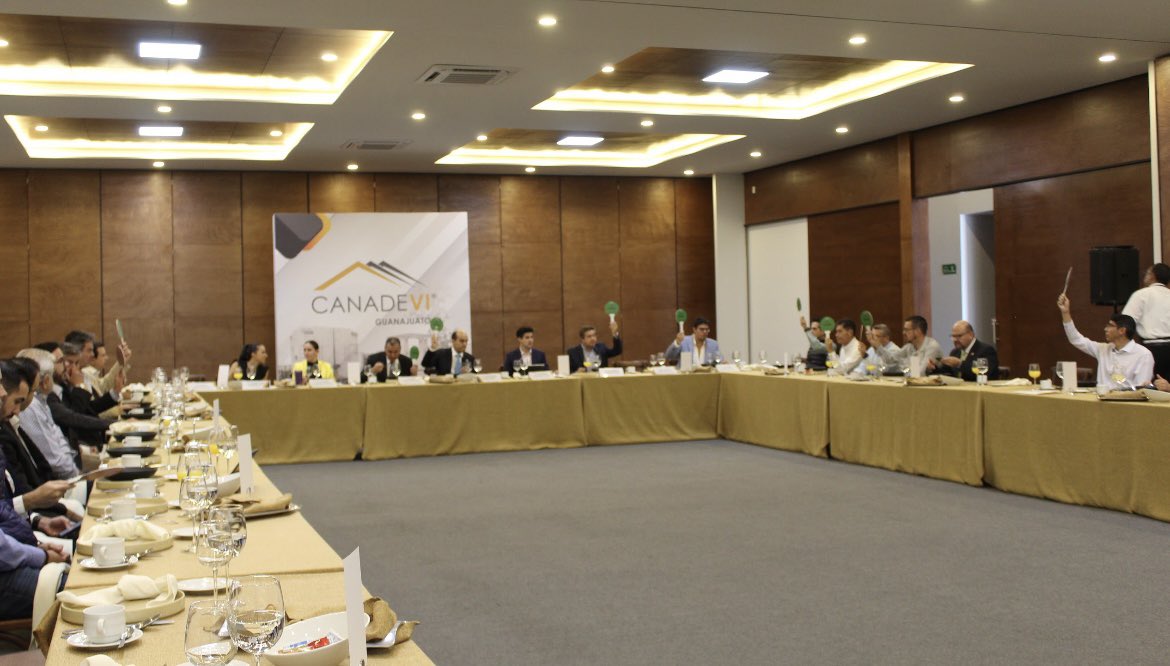 VictorFrancoV's tweet photo. Agradezco a la Asamblea General Delegacional de nuestra querida @CANADEVIGto su voto de confianza para representarlos para el periodo 2023-2024.
Hay muchos retos por superar, seguro estoy que unidos podremos fortalecer los resultados de la industria en Guanajuato.
#soycanadevi https://t.co/VhRavDTXHf