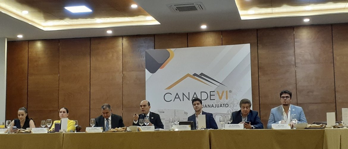 VictorFrancoV's tweet photo. Agradezco a la Asamblea General Delegacional de nuestra querida @CANADEVIGto su voto de confianza para representarlos para el periodo 2023-2024.
Hay muchos retos por superar, seguro estoy que unidos podremos fortalecer los resultados de la industria en Guanajuato.
#soycanadevi https://t.co/VhRavDTXHf