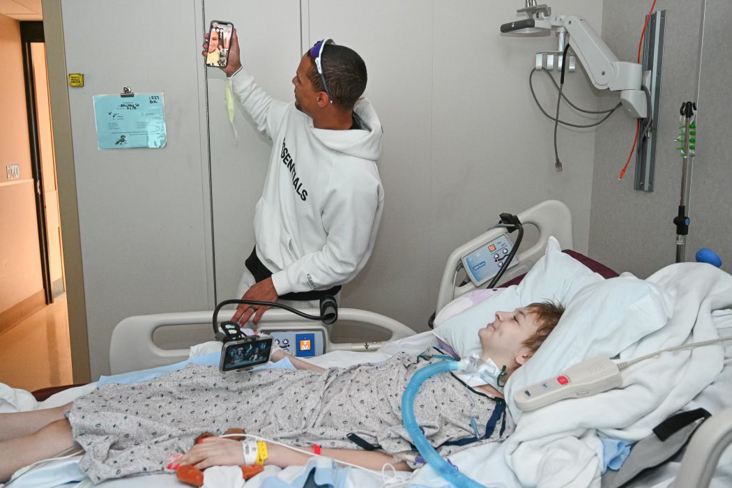 Lisa22039871's tweet photo. @J_poyer21 @Rachel__Bush  This absolutely made our daughters day she smiled so much we are so grateful to the both of you for taking the time out of your day to put a smile on her face https://t.co/CdKE6llxGM