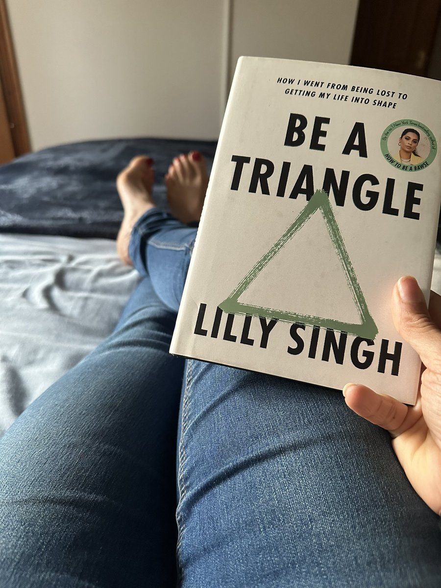ravbillan's tweet photo. #FridayNightIn πͺ«
Stressful work week. My battery needs recharging. So off to bed & a good book. This one is by @Lilly #BeATriangle πΌ
Love her β₯οΈ Happy Friday lovelies π xx
#BookTwitter π https://t.co/QHr5p4jVP3