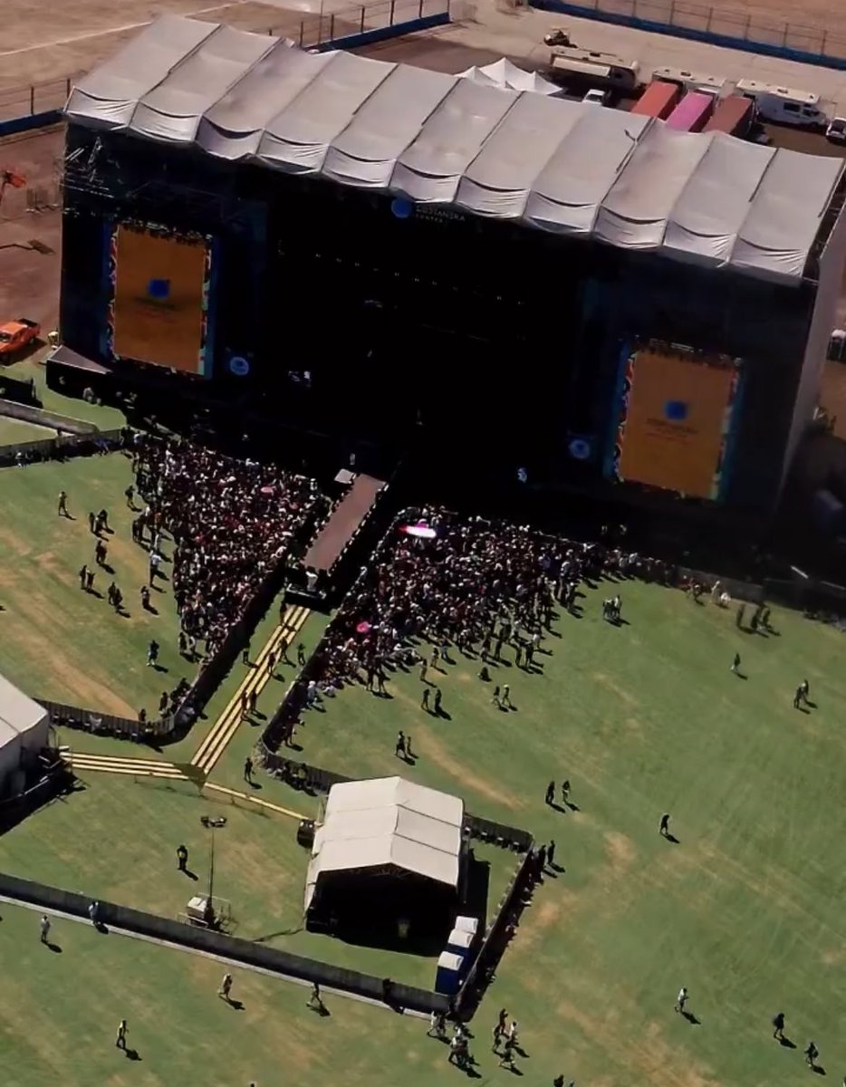 O palco com passarela em que Billie Eilish se apresentará hoje no Lollapalooza Chile está assim. #LollaCL