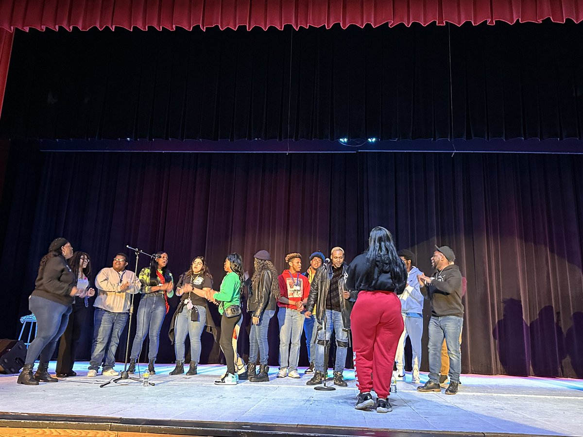 SD206FineArts's tweet photo. Closing our Fine Arts Week the Verzuane McCoy experience vocalist and choir worked with our students at both Bloom &amp; Bloom Trail! @bloom_choir @PrincipalKeene @DrJLAnderson @DrNavarre https://t.co/gEbQNs9EFC