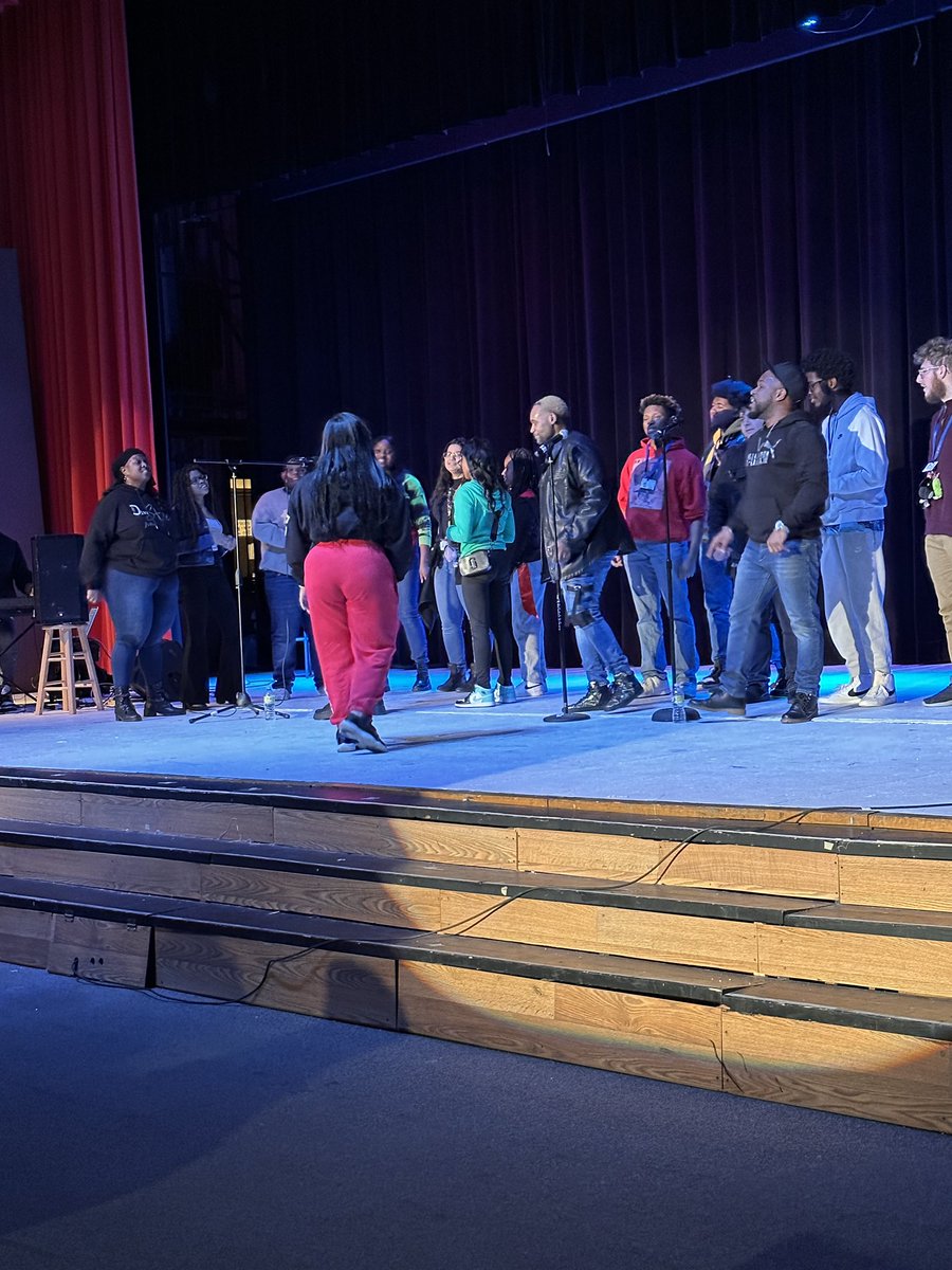 SD206FineArts's tweet photo. Closing our Fine Arts Week the Verzuane McCoy experience vocalist and choir worked with our students at both Bloom &amp; Bloom Trail! @bloom_choir @PrincipalKeene @DrJLAnderson @DrNavarre https://t.co/gEbQNs9EFC