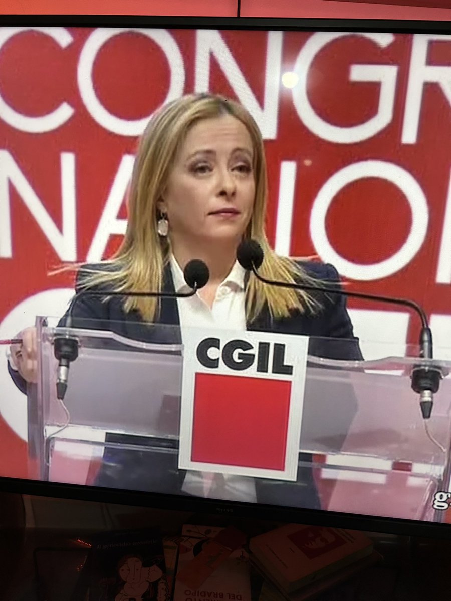 Una delle trecento faccettedacazzo di una fascista a cui cantano Bella ciao.