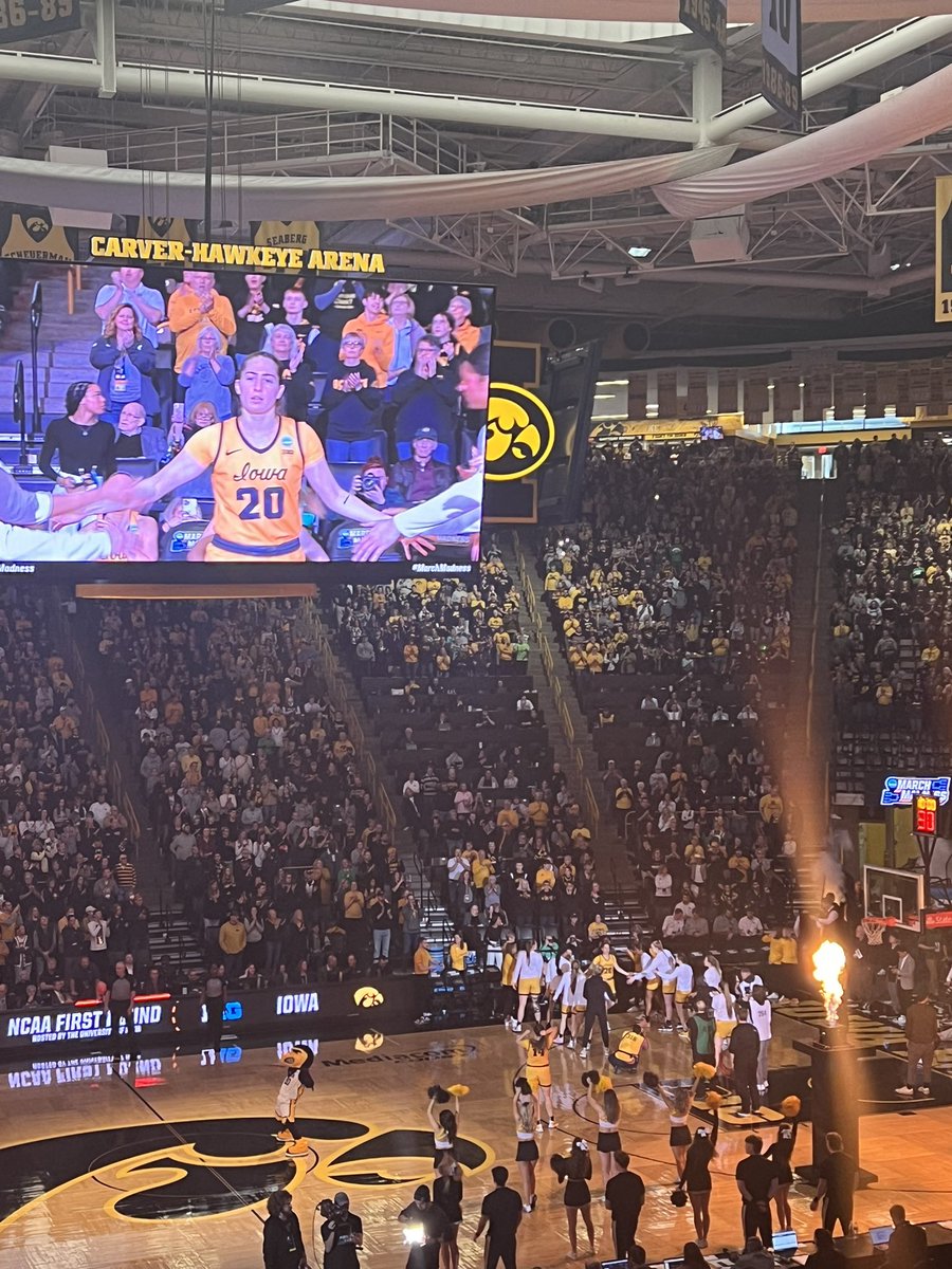 Playing to a sell-out house <a href="/IowaWBB/">Iowa Women's Basketball</a> … hear the  Rooooar! #MarchMadness #HawkeyeCarver 🖤💛🖤🍀