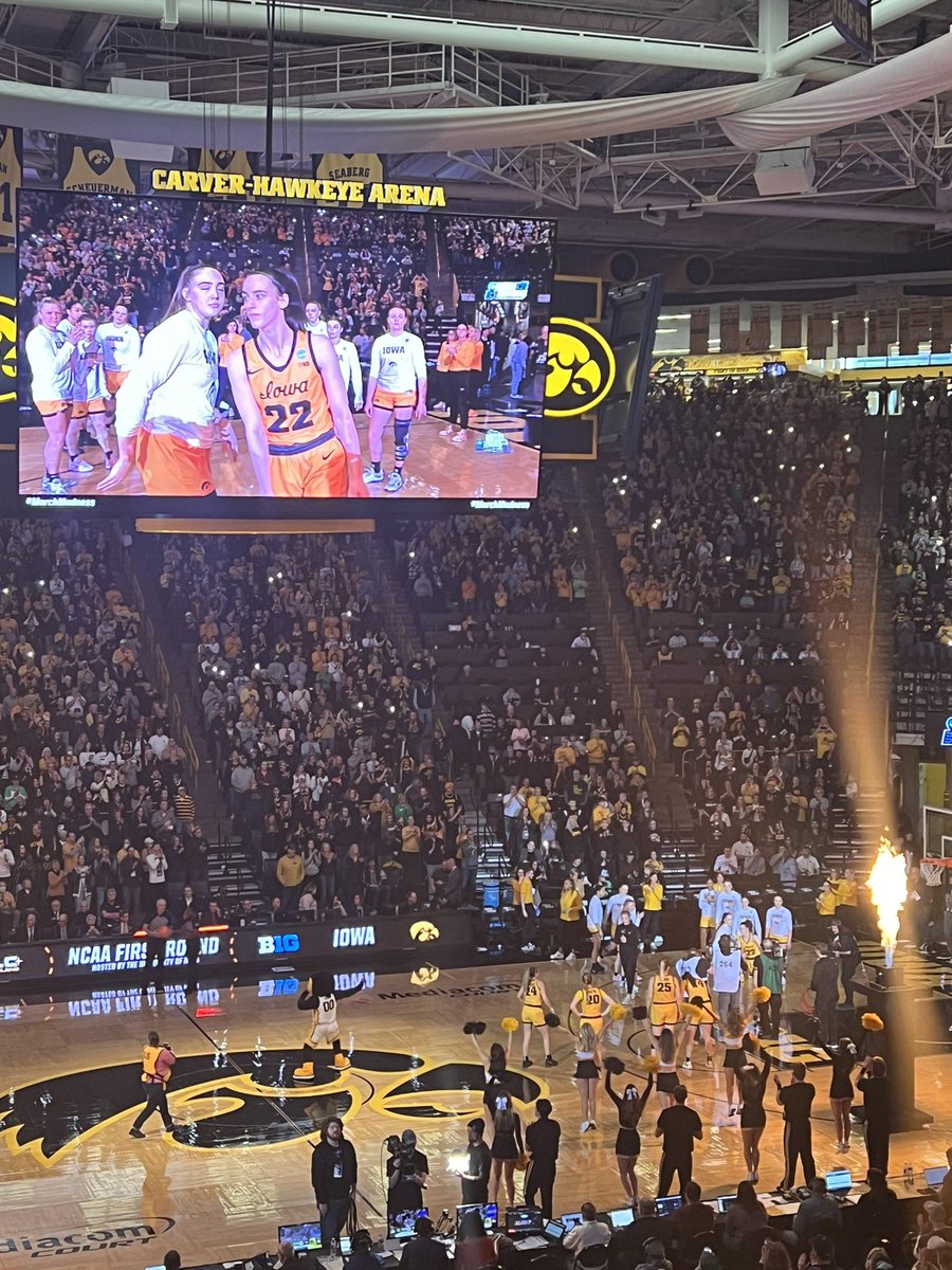 MidwestMcCoy's tweet photo. Playing to a sell-out house @IowaWBB … hear the  Rooooar! #MarchMadness #HawkeyeCarver 🖤💛🖤🍀 https://t.co/c74S1ofv2p