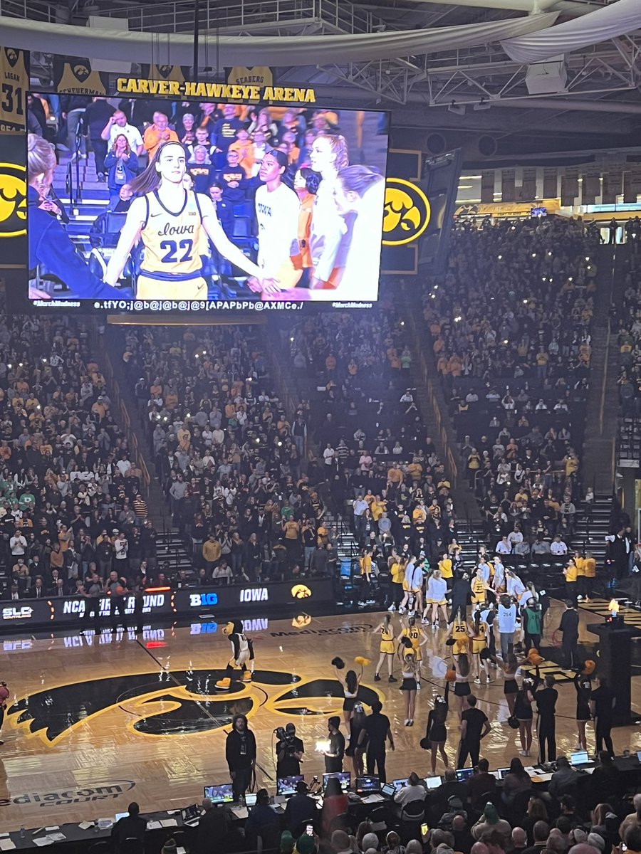 MidwestMcCoy's tweet photo. Playing to a sell-out house @IowaWBB … hear the  Rooooar! #MarchMadness #HawkeyeCarver 🖤💛🖤🍀 https://t.co/c74S1ofv2p