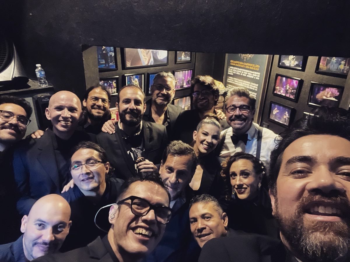 Muy afortunado de llevar ya tantos años colaborando con mis queridos amigos <a href="/elmarioheras/">Mario Heras</a> <a href="/apasama/">Alicia Paola ✨</a> con <a href="/ResorteTeatro/">Resorte Teatro</a> hemos creado shows donde le invertimos a lo que creemos que es lo más importante: el arte y lo humanos. aquí la bella compañía de un “Un aplauso para el amor”.