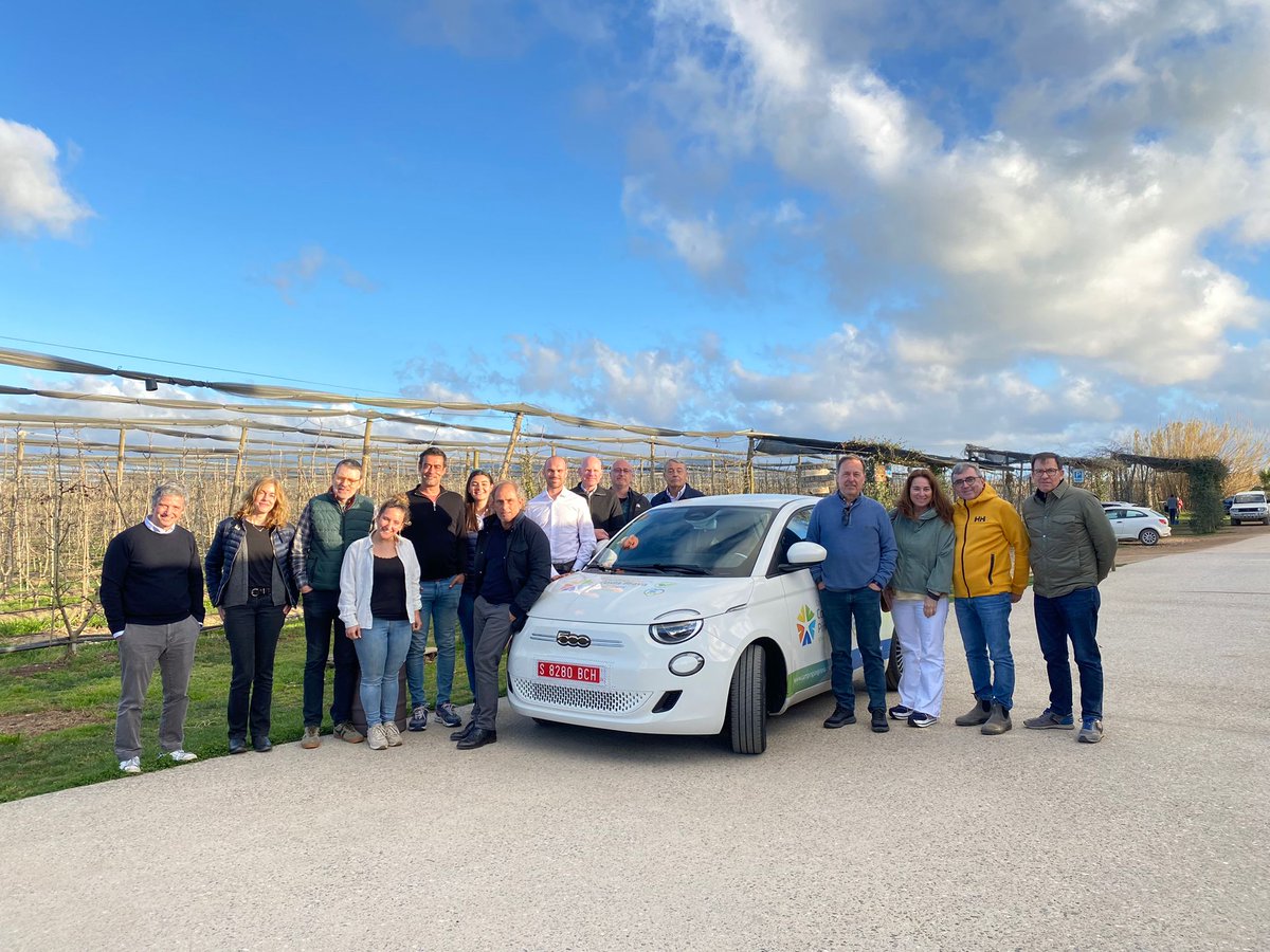 CampinginGirona's tweet photo. A la jornada de teambuilding 🤜🏻✨🤛🏽 d'ahir, la junta directiva, el comitè assessor i l'equip tècnic de l'ACG vam fer una sortida amb #ebikesArea 🚲, vam conèixer el projecte d'oli de #Fontclara 🫒 i vam dinar a la #sidreriaMooma 🥂 Un dia en equip genial! https://t.co/M0KenSvM3R