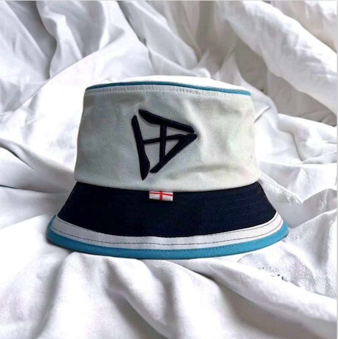 13Apparelltd's tweet photo. 🔥The ICONIC range coming soon🔥
For a chance to win a #Boro bucket hat before they go on sale, just retweet this tweet, tag three friends and comment #BoroBucketHat
Forget #GentryDay we could have our very own #BucketDay
#UTB https://t.co/rwTgSl4tAX