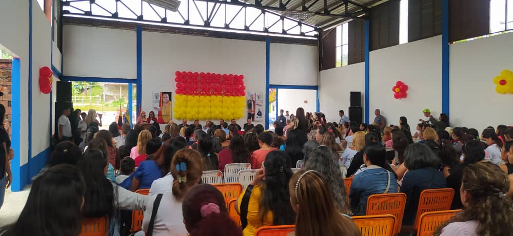 MinAlimenVen's tweet photo. #EnFotos 📸 | EMA del municipio #Torbes, en #Táchira, se encuentra reunido junto a lod líderes y liderezas de los #CLAP, en espera de la conexión en video conferencia con nuestro Pdte. @NicolasMaduro en el marco del 7mo aniversario de los Clap.

#BastaDeImposiciónImperial https://t.co/VBhhXCg8CT