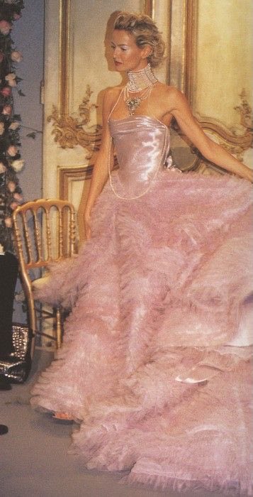 TheBlackGlinda's tweet photo. John Galliano for ‘97 Dior https://t.co/cZnHP6EwNt