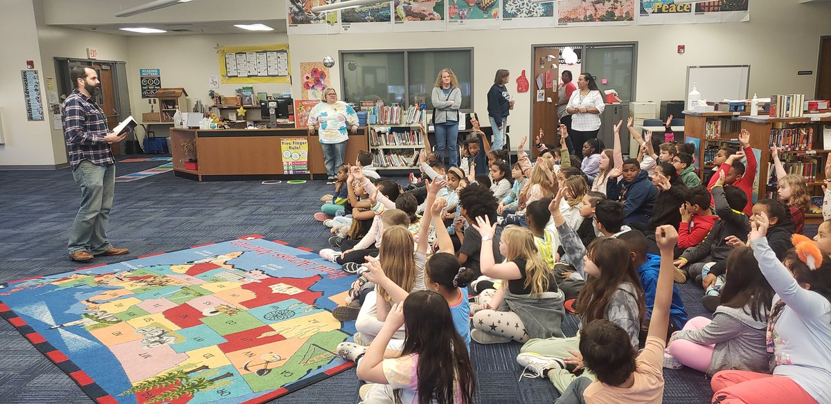ABrown_HEBSEE's tweet photo. HEB Rotary Club gave each 3rd grade student @SouthEulessHEB a #newdictionary #KnowledgeIsPower #heblibraries #newwords #resource https://t.co/eA42XlMCDS