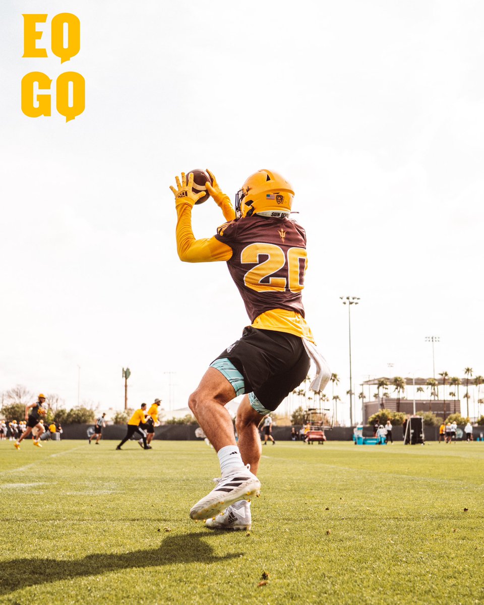 🔱🚨EQ-GQ Award🚨🔱
Spring Practice # 2
Giovanni Sanders
Rocking the gold hoodie/gold glove combo with the QB towel 🤌